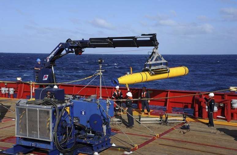 Submarino é lançado nesta sexta-feira no sul do oceano índico pelas forças australianas para continuar as buscas pelo Boeing desaparecido. 04/04/2014