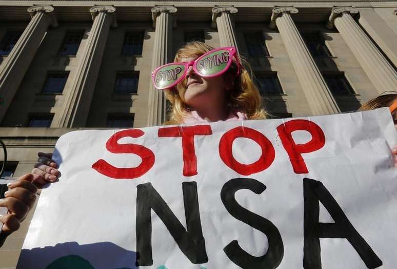 Uma integrante do grupo Code Pink protesta contra o presidente dos Estados Unidos, Barack Obama, e a Agência de Segurança Nacional (NSA) antes da chegada dele no Departamento de Justiça em Washington, nos EUA, em janeiro. 17/01/2014
