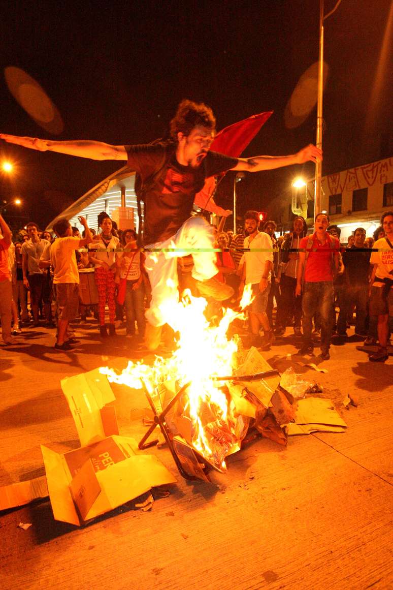 <p>Catraca foi queimada em protesto</p>