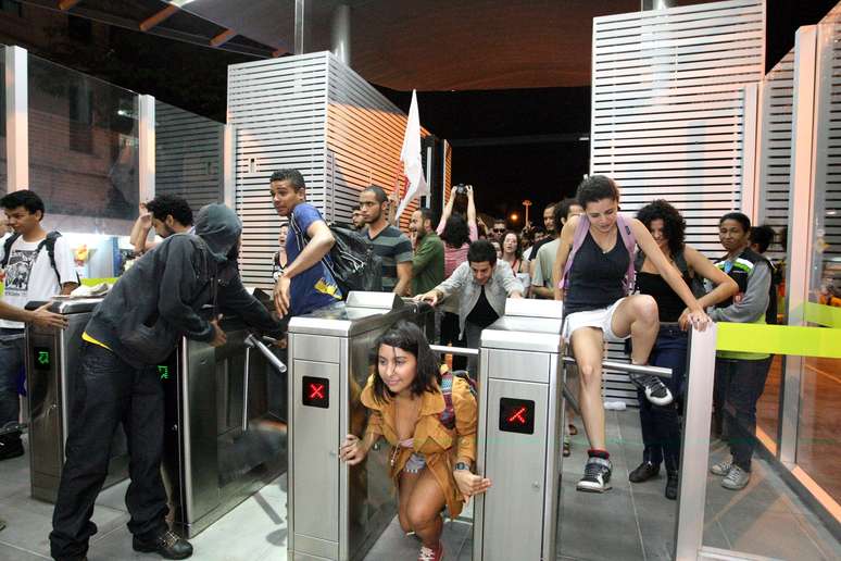 <p>O metr&ocirc; tamb&eacute;m foi alvo da manifesta&ccedil;&atilde;o, e os participantes pularam (ou passarm por baixo) das catracas</p>