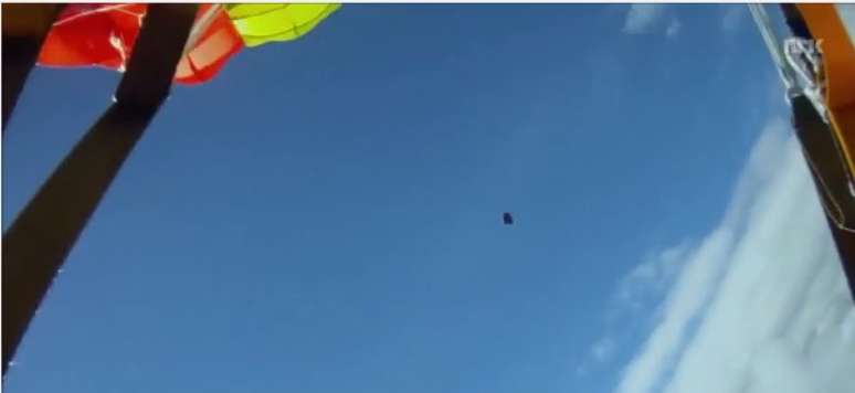 <p>Um paraquedista norueguês escapou por muito pouco de um meteorito que passou a poucos metros dele durante um salto</p>