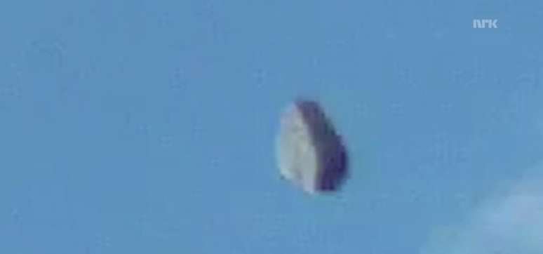 <p>As imagens foram registradas por uma câmera acoplada no capacete, mostram como uma pedra de grande tamanho passa a grande velocidade muito perto de Anders Helstrup</p>