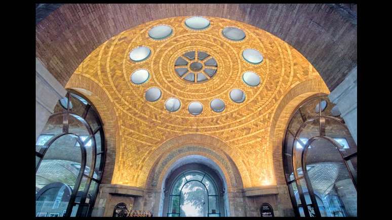 <p>Os arcos em tijolo criados pelo arquiteto e construtor espanhol Rafael Guastavino ajudaram a moldar a identidade arquitetônica de Nova York e estão espalhados por diversos marcos históricos e turísticos da cidade. Acima, a Elephant House do Zoológico do Bronx, de 1908</p>
