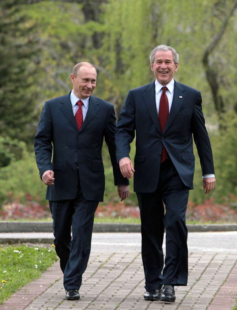<p>George W. Bush e&nbsp;Vladimir Putin caminham durante reuni&atilde;o em Sochi, em 6 de abril de 2008</p>