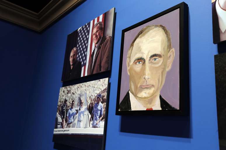 <p>Vladimir Putin &eacute;&nbsp;retratado em uma das pinturas expostas na exposi&ccedil;&atilde;o"A arte da lideran&ccedil;a: a diplomacia pessoal de um presidente",&nbsp;inaugurada no museu presidencial de Bush&nbsp;em Dallas, no Texas</p>