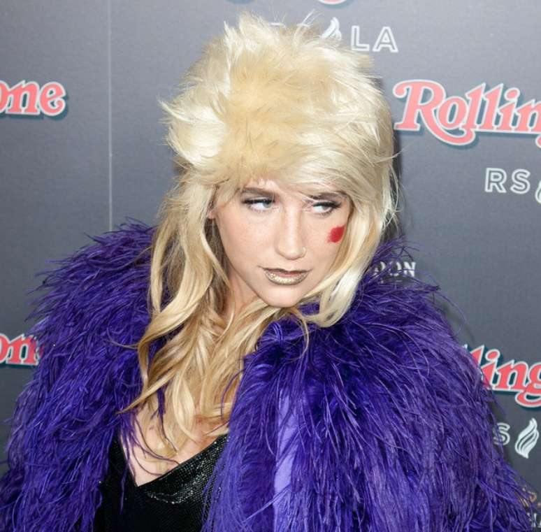 O topo do cabelo de Kesha, repicado e curto, junto ao restante longo e mais liso n&atilde;o traz harmonia ao visual