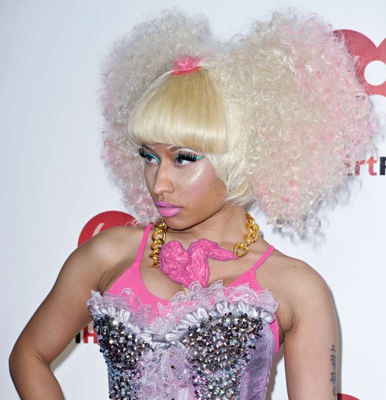 Nicki Minaj costuma desfilar seus looks bizarros por aí. Este penteado, em especial, deixa as fashionistas de plantão de cabelo em pé