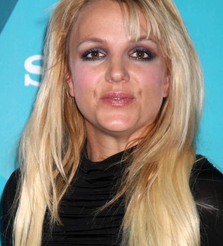 Britney Spears esqueceu de fazer a manuten&ccedil;&atilde;o no seu megahair. Resultado: cabelo com aspecto sujo e mal cuidado