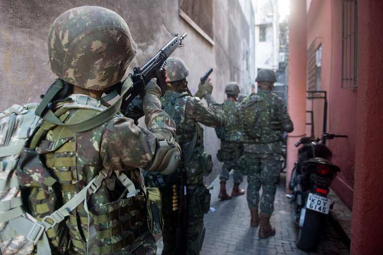 Forças Armadas começaram a ocupar a favela da Maré neste sábado no Rio de Janeiro