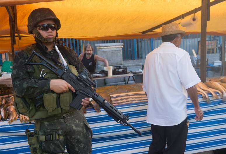 <p>Forças Armadas ocuparam a comunidade da Maré, na zona norte do Rio de Janeiro</p>