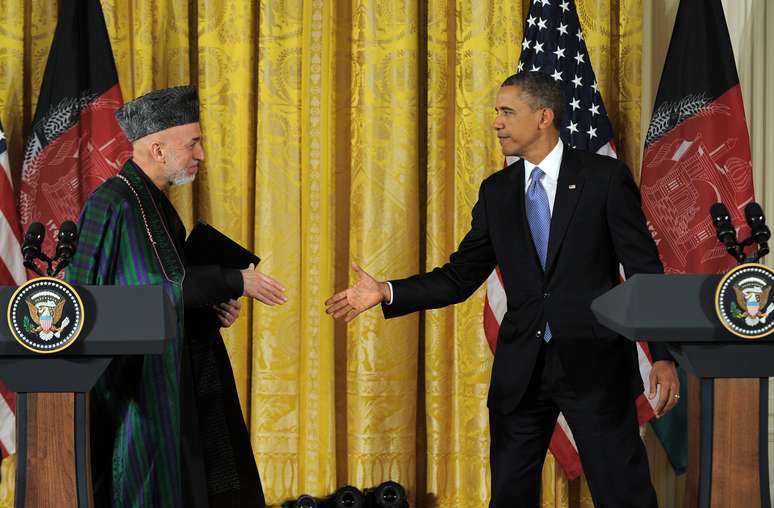 <p>Obama mantém relações tensas com o atual presidente afegão, Hamid Karzai, mas disse que quer manter a parceria com o novo governo. Na foto, os presidentes americano e afegão se cumprimentam durante coletiva de imprensa em janeiro de 2013, em Washington</p>