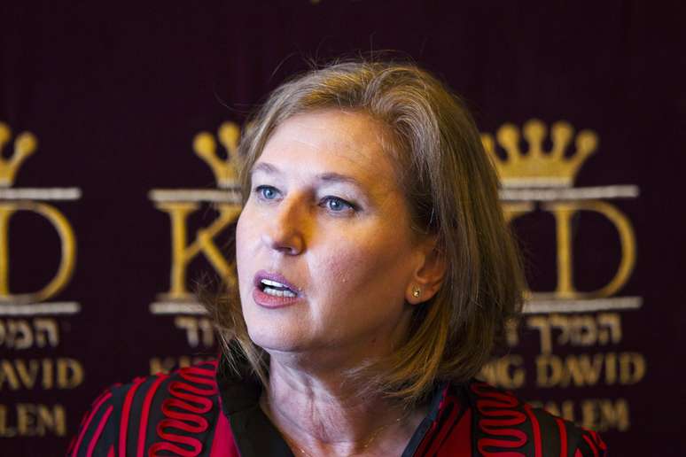 <p>Tzipi Livni declarou ao&nbsp;programa&nbsp;<em>Meet the Press</em>&nbsp;do&nbsp;<em>Channel Two </em>que os Estados Unidos deveriam diminuir interven&ccedil;&atilde;o no processo de paz do Oriente M&eacute;dio, deixando que Israel e palestinos negociassem diretamente</p>