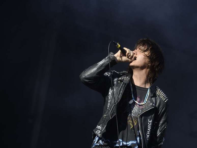 Julian Casablancas, acompanhado de sua banda The Voidz, se apresentou no Lollapalooza neste sábado (05)