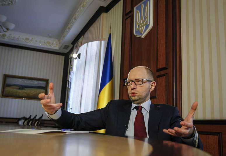 <p>Yatseniuk afirmou que a Ucrânia poderá realizar importações de reversão do hidrocarboneto russo através de Eslováquia, Polônia e Hungria</p>