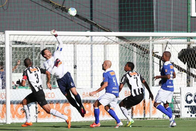 <p>Atlético-MG e Cruzeiro ficaram no 0 a 0 no jogo de ida da final do Mineiro</p>