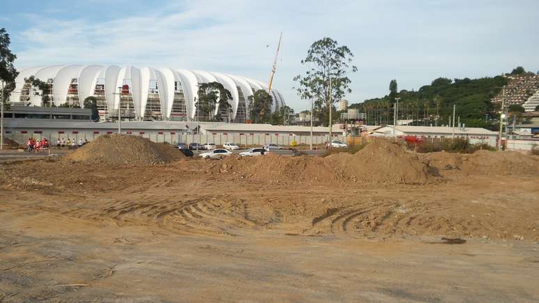 <p>Obras do entorno do estádio, como a pavimentação de estacionamento em terreno anexo ao Beira-Rio, ainda estão longe da conclusão</p>