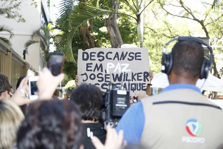 Fãs levaram cartazes para homenagear José Wilker