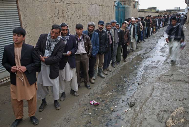 <p>Afegãos fazem fila para registrar seu voto em um posto de votação em Cabul, no Afeganistão, em 5 de abril</p>