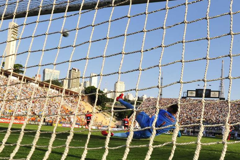 <p>Cícero cobrou pênalti por cima do gol</p>