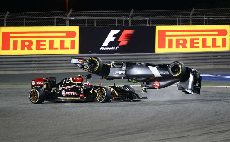 <p>Capotagem espetacular de Esteban Gutiérrez após choque com Pastor Maldonado marcou o GP do Bahrein</p>