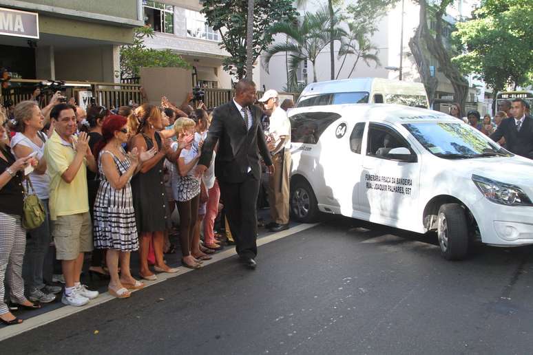 <p>Corpo do ator Jos&eacute; Wilker deixa teatro Ipanema e segue para o Memorial do Carmo, onde acontece a cerim&ocirc;nia de crema&ccedil;&atilde;o</p>