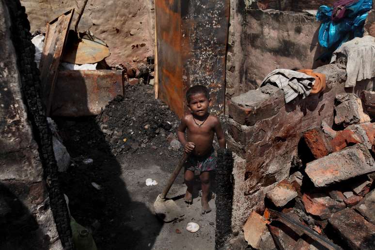 <p>Milhares de pessoas vivem na linha da pobreza na Índia, um país tem que se mostrado ser cada vez mais desigual</p>