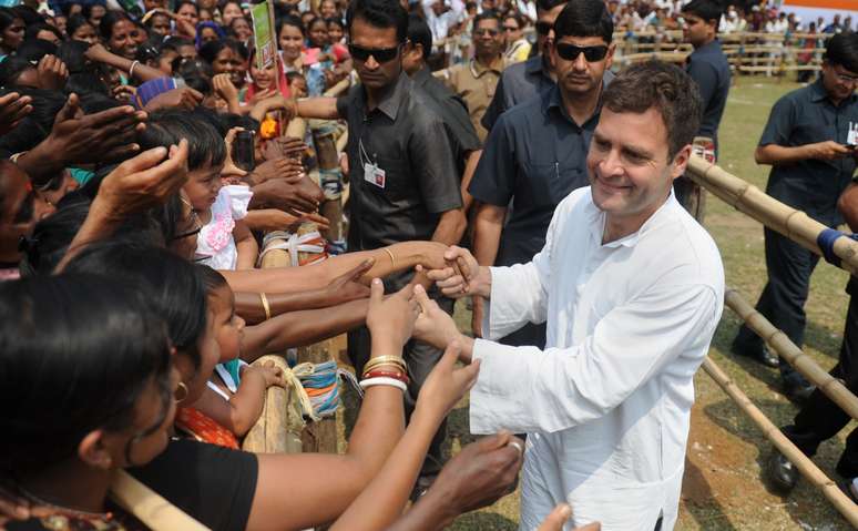 <p>Rahul Gandhi, vice-presidente do Partido do Congresso cumprimenta simpatizantes durante um comício eleitoraldos candidatos nomeados de seu partido em vários distritos da Índia, em 25 de março</p>