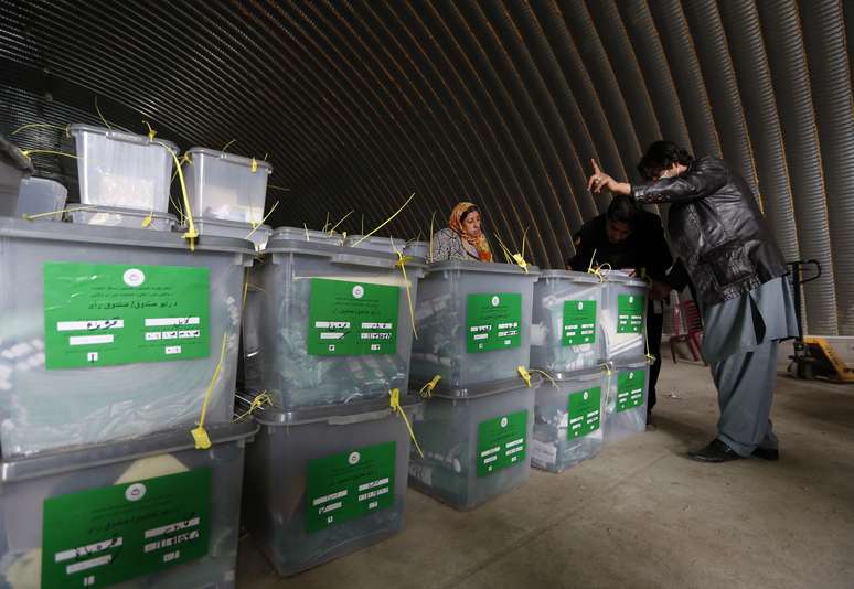 <p>Funcion&aacute;rios que trabalharam na elei&ccedil;&atilde;o fecham as caixas com os votos, neste domingo, em Cabul.&nbsp;Aproximadamente 60%&nbsp;dos eleitores registrados do Afeganist&atilde;o foram &agrave;s urnas</p>