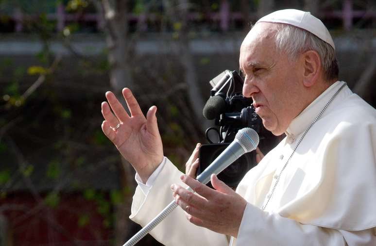 <p>O papa Francisco pediu neste domingo que os fiéis rezassem pelas vítimas do terremoto de Áquila</p>