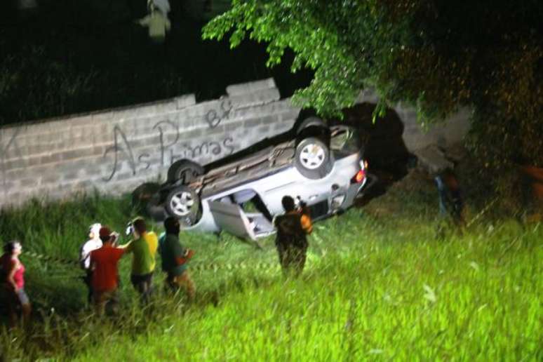 <p>Um mulher de 27 anos morreu, na noite do último sábado, depois que o carro em que estava sofreu um acidente no Anel Viário de Limeira</p>