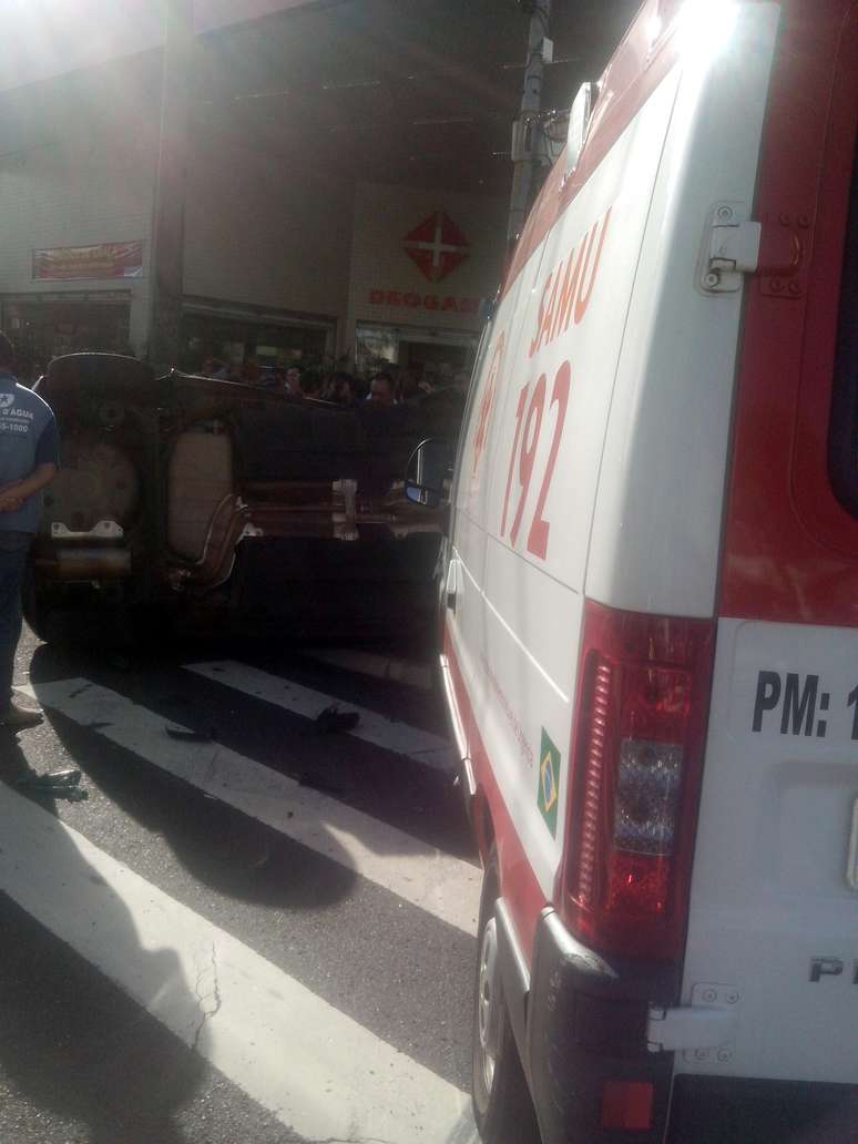 Carro foi arrastado por ambulância na avenida Bady Bassitt, em São José do Rio Preto