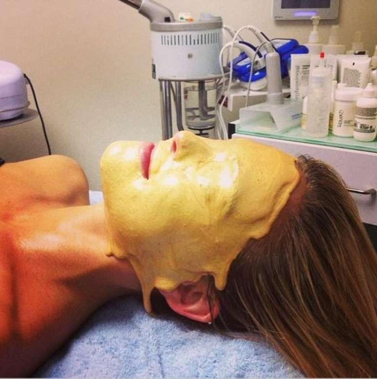 Bar Rafaeli postou uma foto em que aparece com uma máscara facial de pó de ouro e assustou seus seguidores. "Alguém achou que você era um hot dog e jogou mostarda na sua cara?", disse @joshmach