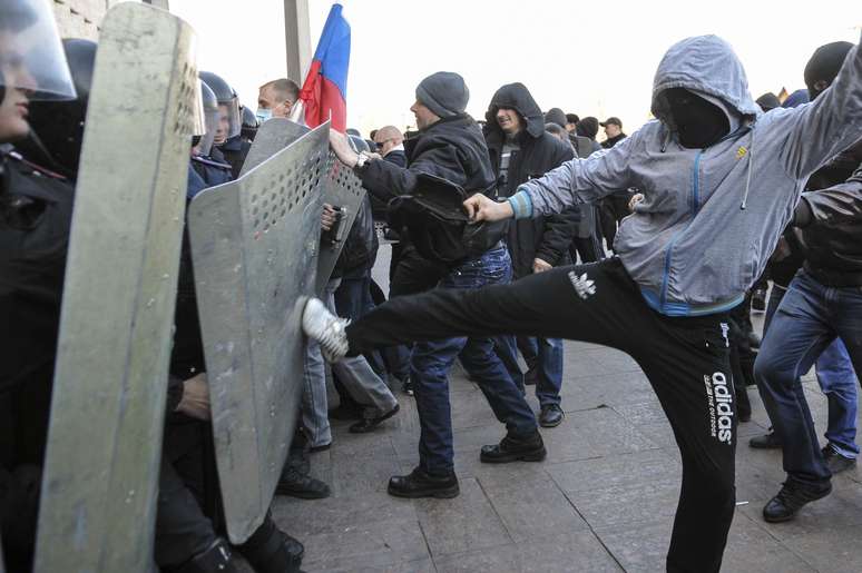 6 de abril: manifestantes pró-Rússia enfrentam a polícia em frente o prédio do governo em Donestsk