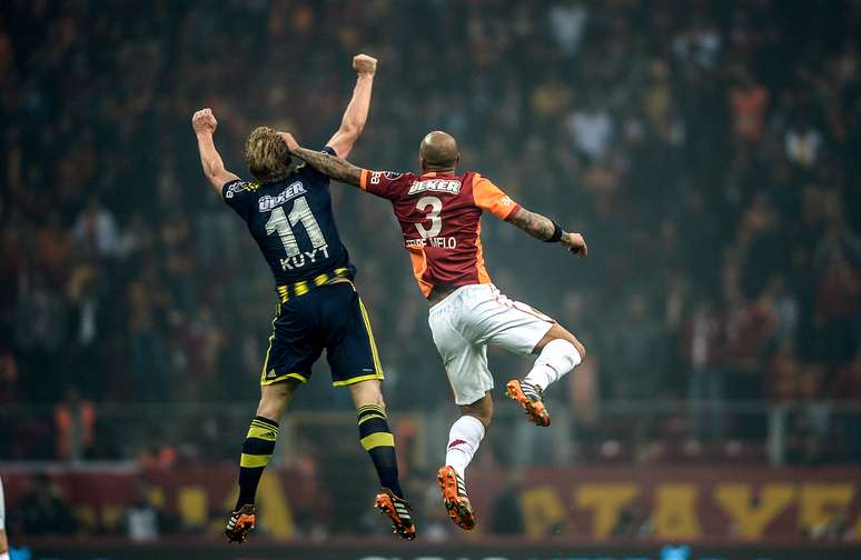 Felipe Melo foi expulso no clássico turco entre Galatasaray e Fenerbahce