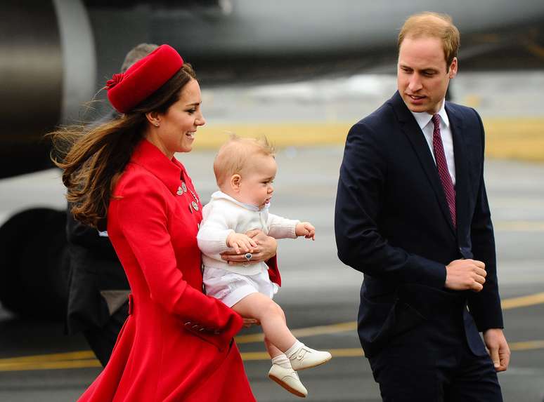 Nova Zelândia: O príncipe britânico Willian e sua esposa Catherine, que carrega o bebê príncipe George no Aeroporto Internacional em Wellington. A família vai fazer uma viagem de três semanas na Nova Zelândia e Austrália