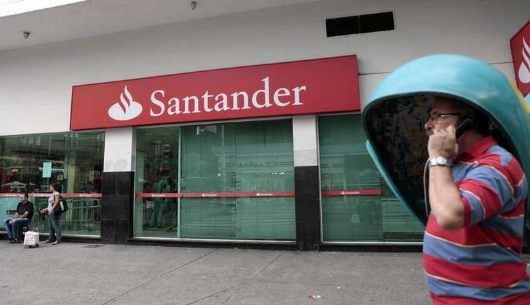 <p>Oferta do espanhol Santander é para comprar 25% das units do Santander Brasil que ainda não detém</p>