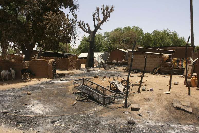 <p>Casas incendiadas na vila Buni Gari na Nig&eacute;ria&nbsp;</p>