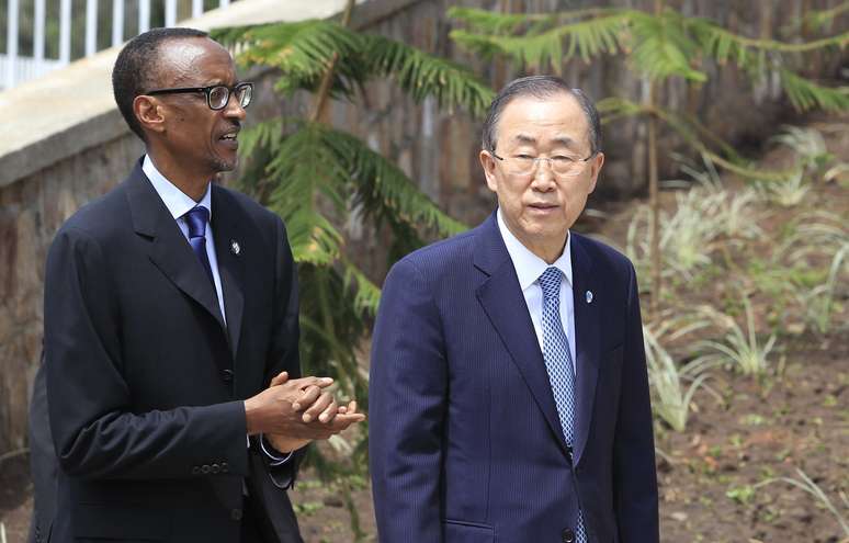 Secret&aacute;rio Geral das Na&ccedil;&otilde;es Unidas, Ban Ki-moon, presidente de Ruanda, Paul Kagame e sua esposa Jeannette Kagame, e presidente da Comiss&atilde;o Nkosazana, Dlamini Zuma Africano, acendem chama em celebra&ccedil;&atilde;o do 20 &ordm; anivers&aacute;rio do genoc&iacute;dio de Ruanda. Estima-se que 800 mil pessoas foram mortas em 100 dias durante o genoc&iacute;dio.