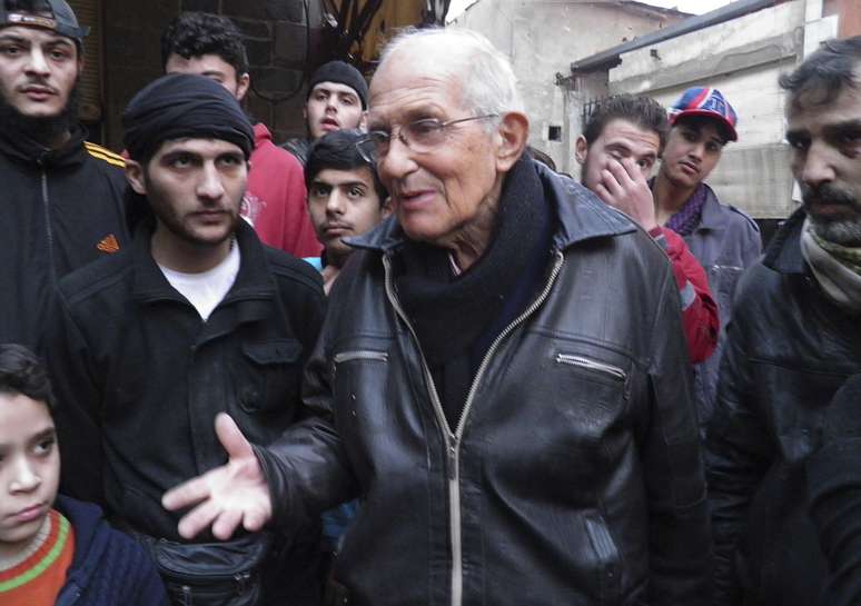 O padre jesuíta assassinato em foto de janeiro de 2014. Lugt é visto conversando com civis na área de Homs, Síria