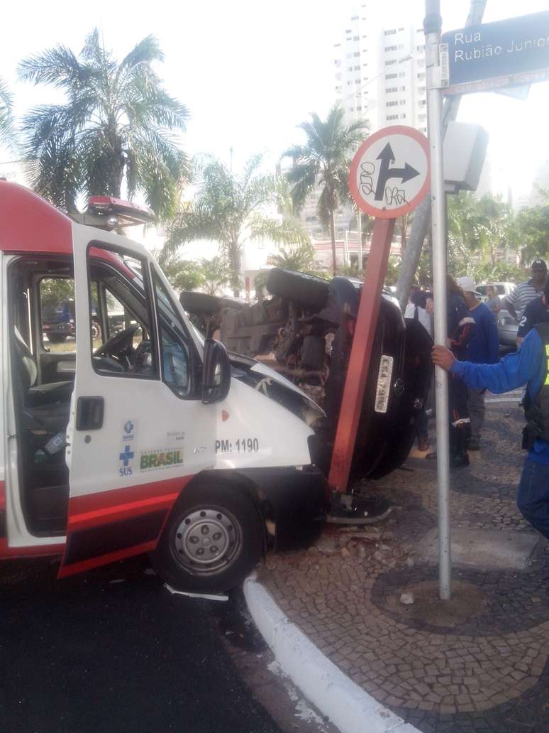 <p>O acidente aconteceu por volta das 8h30 desta segunda-feira</p>