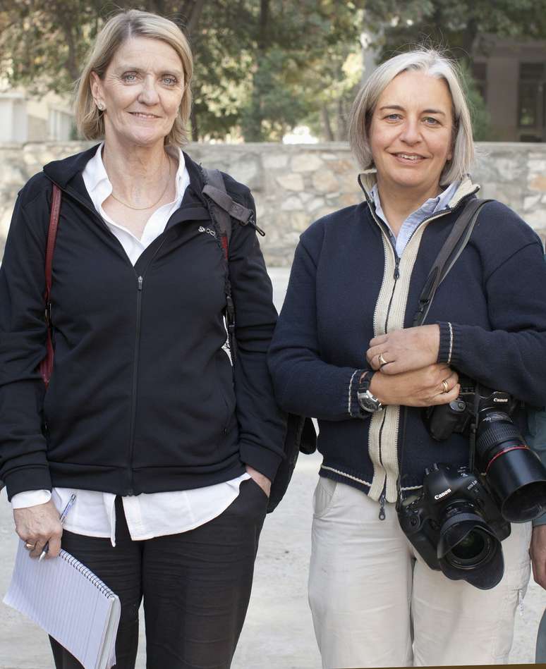 Foto de 2012: à esquerda a canadense ferida, Kathy Gannon, e sua colega morta na sexta-feira em atentado no Afeganistão, Anja Niedringhaus
