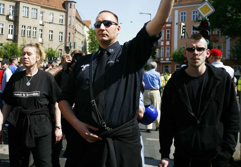 <p>Defensores do Partido Nacional Democrático participam de manifestação a favor do NPD, em frente à sede do partido, em 1 de Maio de 2009, em Berlim</p>