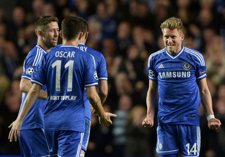 Andre Schuerrle e Oscar vibram com gol do Chelsea