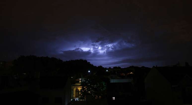 <p>Bairro de Villa Urquiza, em Buenos Aires,&nbsp;&eacute; iluminado por raios durante uma tempestade na noite de segunda-feira, 7 de abril</p>