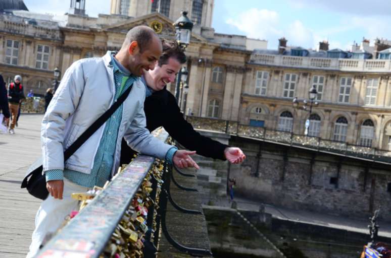 <p>Luis e Glauco jogam a chave do "cadeado do amor" no rio Sena. O casal planejou a viagem por dois anos e levou do Brasil o cadeado que pendurou no Pont des Arts</p>