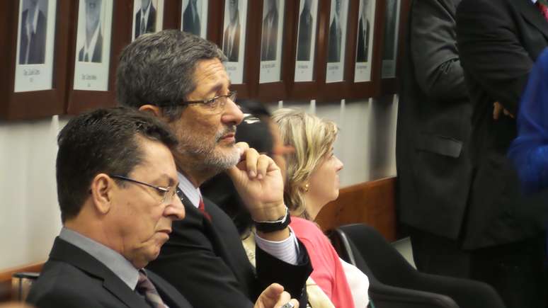 Ex-presidente da Petrobras José Sérgio Gabrielli (com a mão no queixo) antes do início da reunião da bancada do PT na Câmara