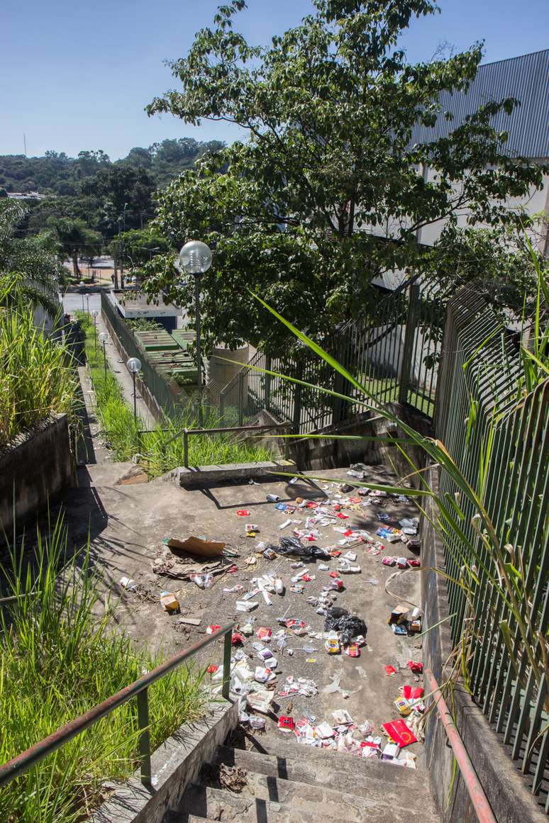Embalagens estavam espalhadas em escadaria do bairro Outro Preto, em Belo Horizonte