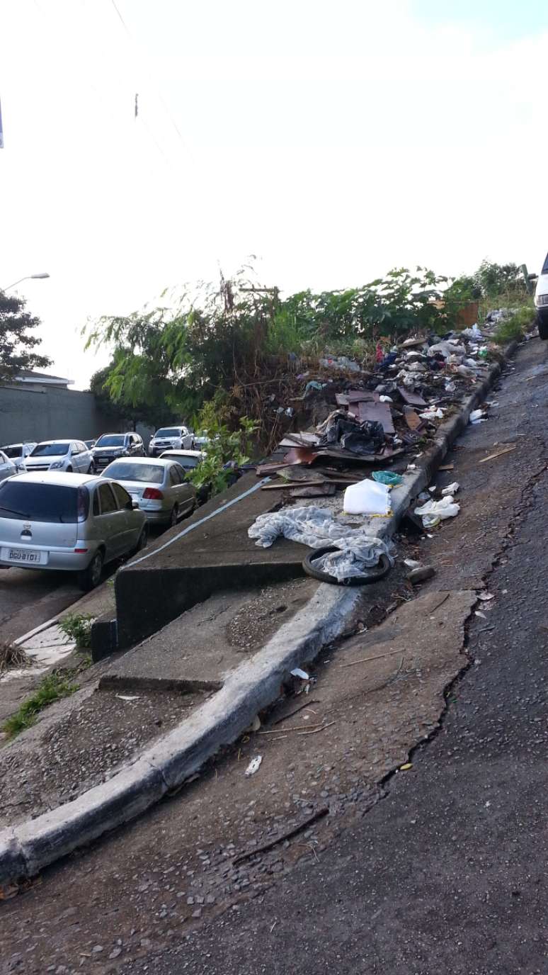 <p>Descarte de lixo em calçada prejudica passagem de moradores na Vila Mascote </p>
