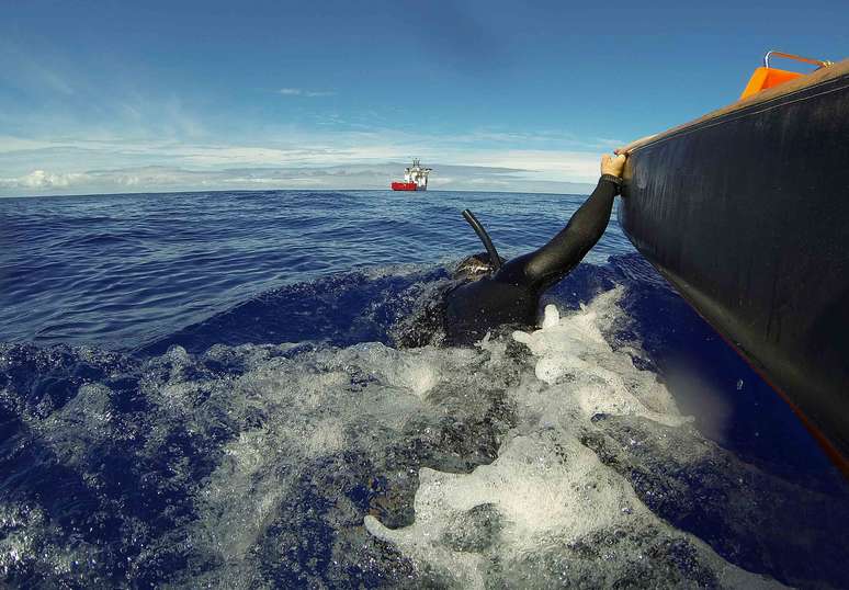 <p>Navio da Marinha australiana Ocean Shield&nbsp;reboca&nbsp;um&nbsp;mergulhador, durante opera&ccedil;&atilde;o de busca pelo avi&atilde;o da Malaysian Airlines,&nbsp;no Oceano &Iacute;ndico meridional, em &nbsp;8 de abril</p>