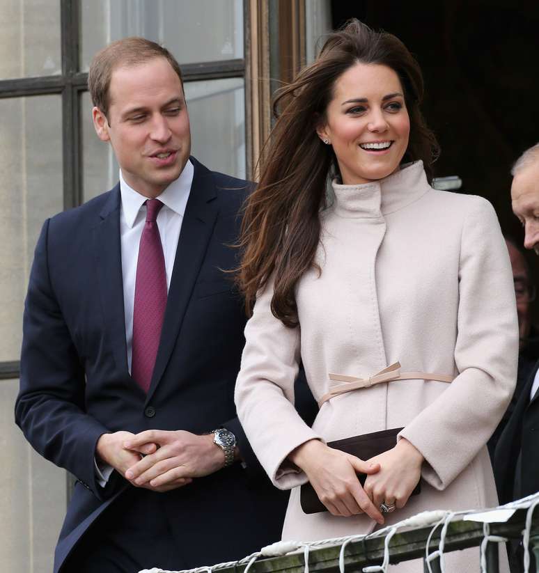 <p>Ao lado do príncipe William, Kate Middleton usa o casaco em evento da realeza britânica</p>